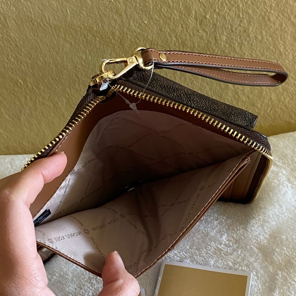 NWT Michael Kors Shoulder Tote & Phone Wallet Set - Picture 16 of 17